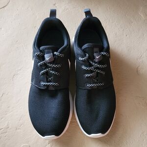 Nike Women's Black and White Sneakers